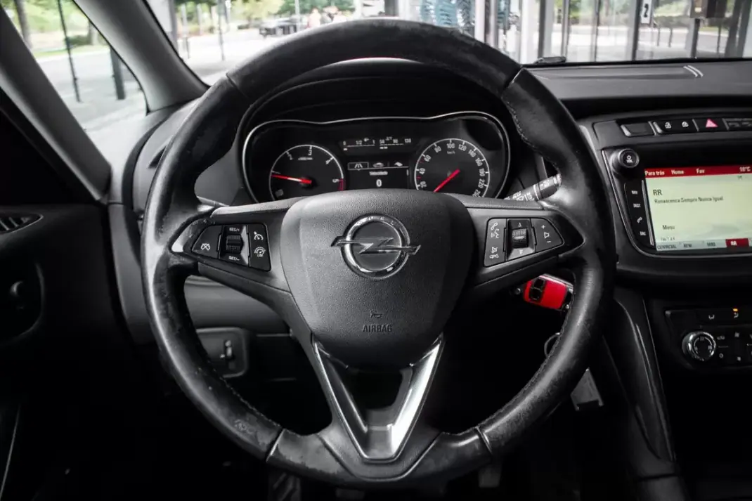 Opel Zafira 2018 - 13990 EUR, 142396 km - AUTO.MOTO.pt - 142396km - foto 10 de 37