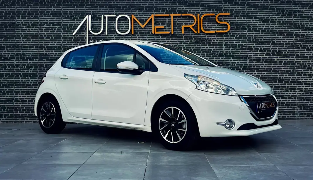 Peugeot 208 2013 - 9900 EUR, 177000 km - AUTO.MOTO.pt - 177000km - foto 11 de 14