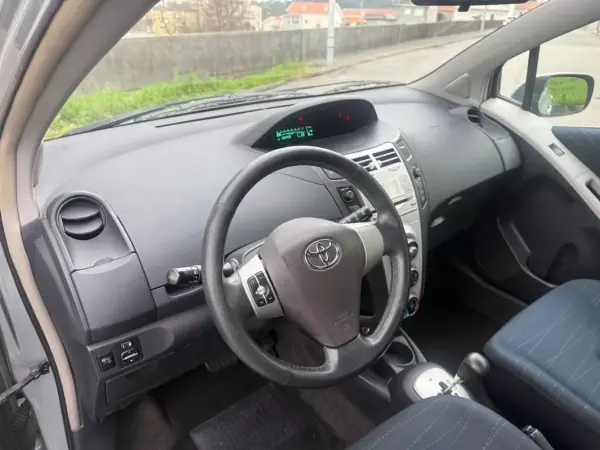Toyota Yaris 2006 - 6900 EUR, 168000 km - AUTO.MOTO.pt - 168000km - foto 9 de 25