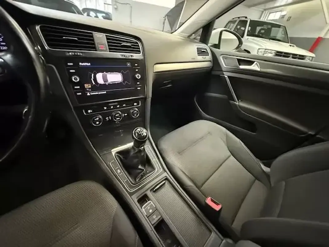 Volkswagen Golf Variant 2018 - 8999 EUR, 290000 km - AUTO.MOTO.pt - 290000km - foto 6 de 9