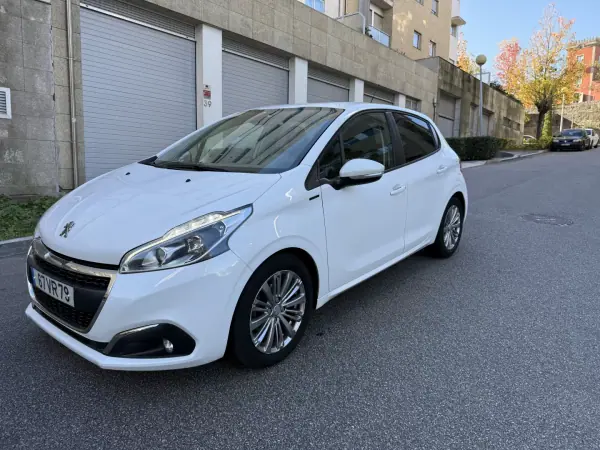 Peugeot 208 2018 - 9450 EUR, 128000 km - AUTO.MOTO.pt - 128000km - foto 3 de 14