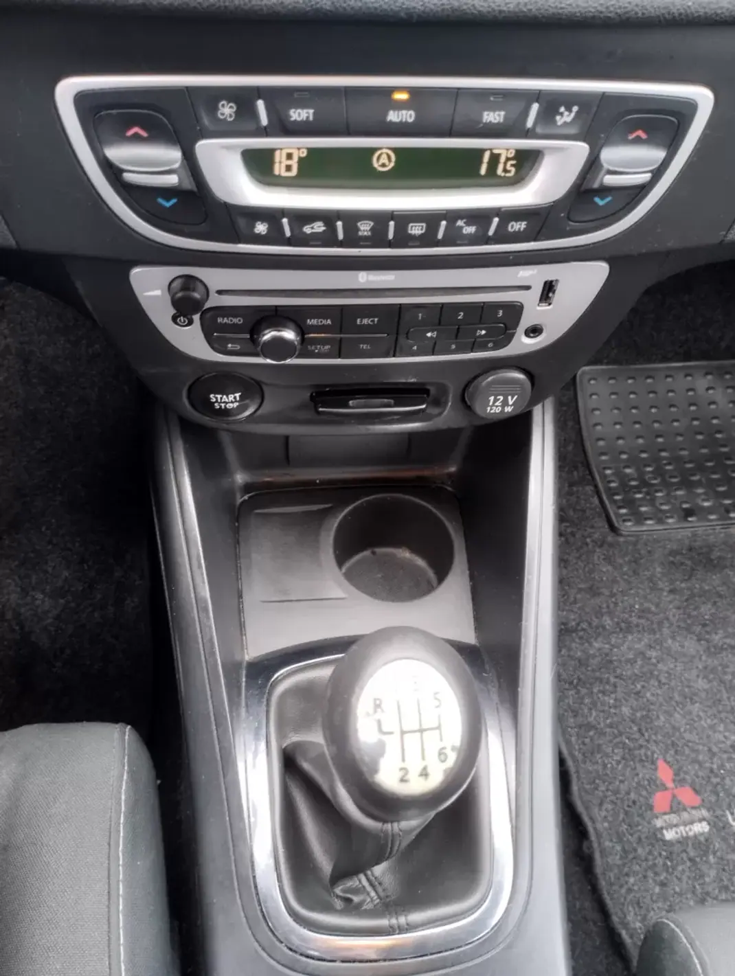 Renault Mégane 2013 - 3750 EUR, 320000 km - AUTO.MOTO.pt - 320000km - foto 19 de 27