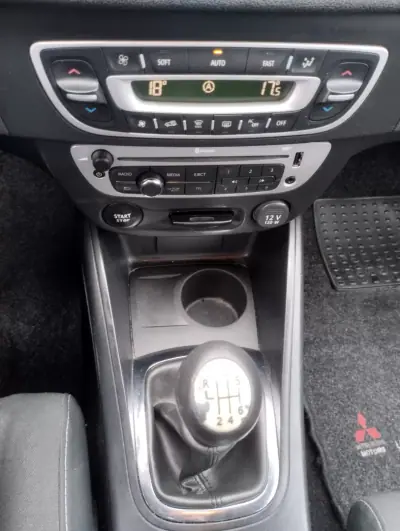 Renault Mégane 2013 - 3750 EUR, 320000 km - AUTO.MOTO.pt - 320000km - foto 19 de 27