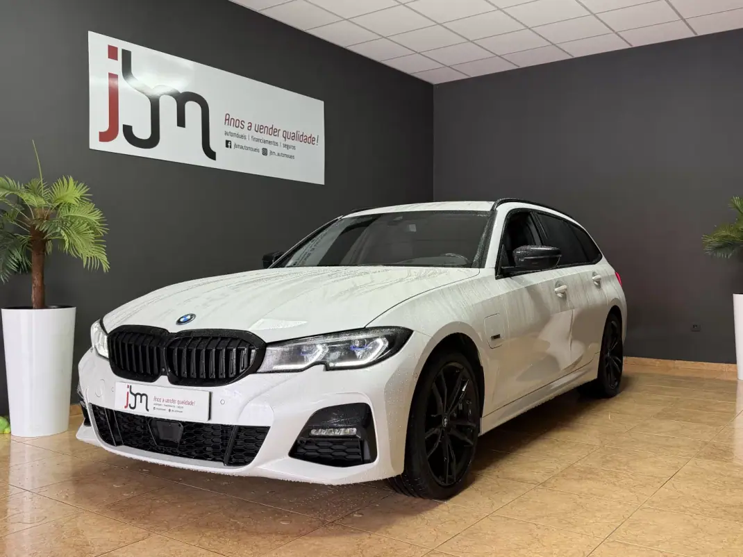 BMW 330e 2022 - 33500 EUR, 129874 km - AUTO.MOTO.pt - 129874km - foto 1 de 16