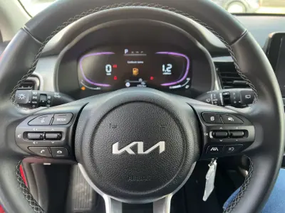 Kia Stonic 2025 - 20500 EUR, 17500 km - AUTO.MOTO.pt - 17500km - foto 14 de 19