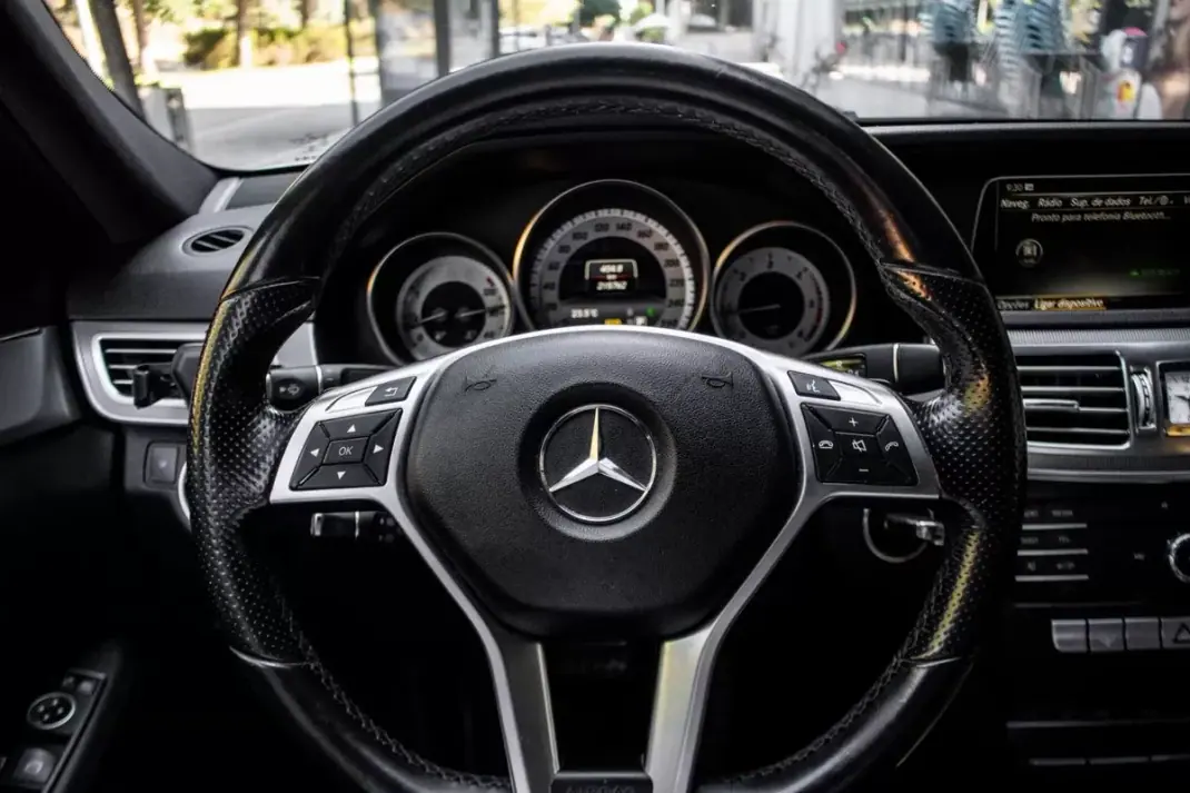 Mercedes-Benz E 250 2016 - 23750 EUR, 215762 km - AUTO.MOTO.pt - 215762km - foto 13 de 39