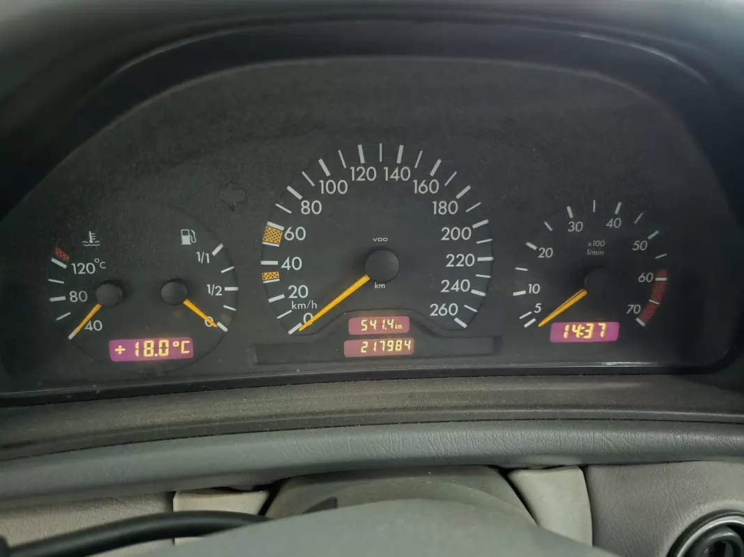 Mercedes-Benz CLK 200 1998 - 6000 EUR, 217984 km - AUTO.MOTO.pt - 217984km - foto 12 de 18