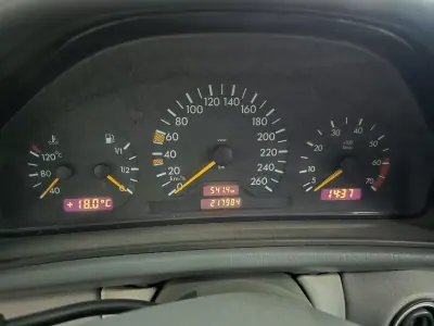 Mercedes-Benz CLK 200 1998 - 6000 EUR, 217984 km - AUTO.MOTO.pt - 217984km - foto 12 de 18