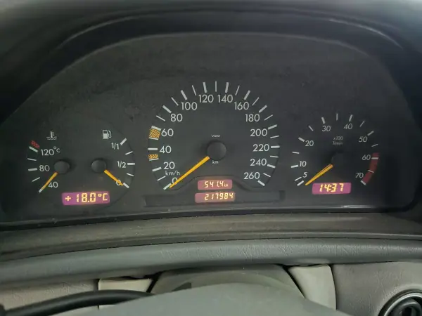 Mercedes-Benz CLK 200 1998 - 6000 EUR, 217984 km - AUTO.MOTO.pt - 217984km - foto 12 de 18