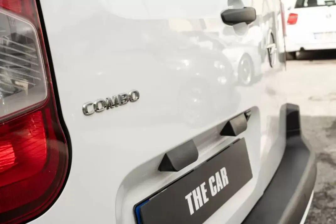 Opel COMBO 2020 - 14800 EUR, 138240 km - 138240km - foto 20 de 23