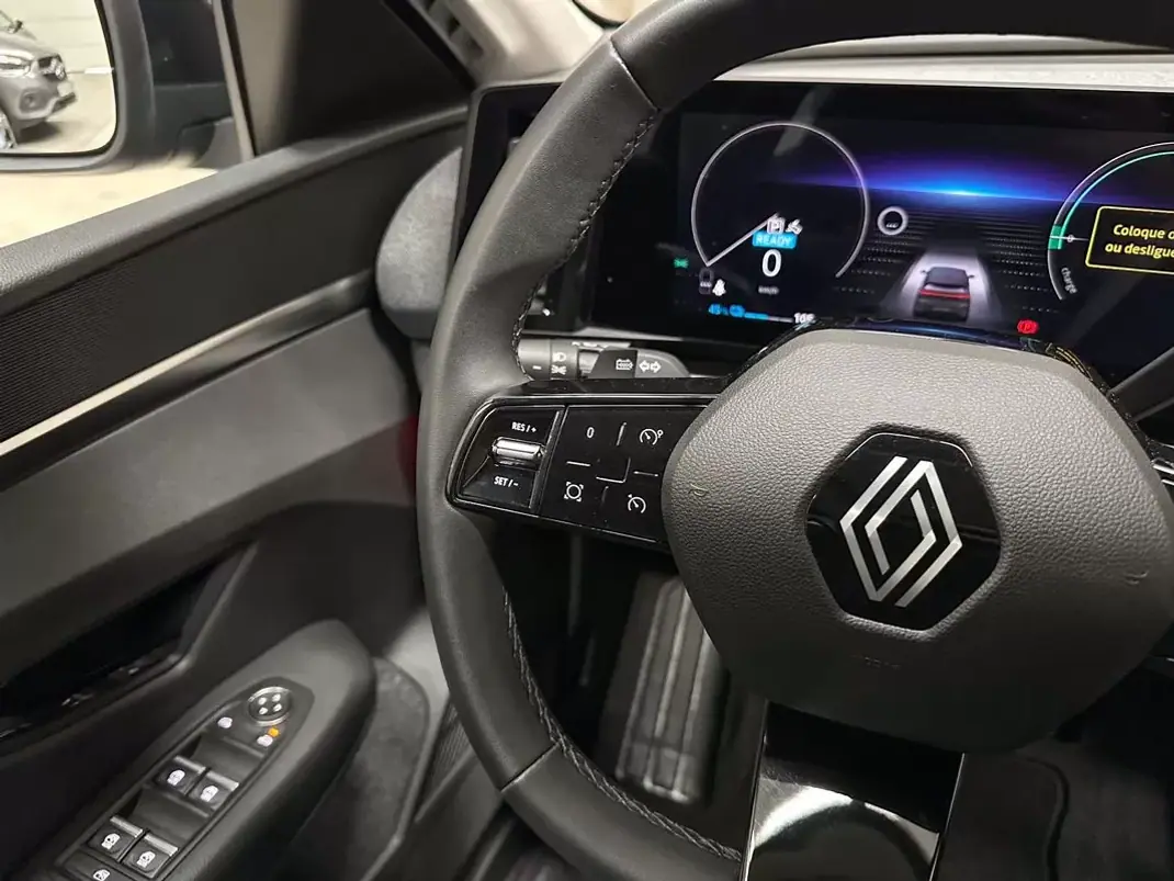 Renault Mégane E-Tech 2023 - 22450 EUR, 46780 km - AUTO.MOTO.pt - 46780km - foto 42 de 48