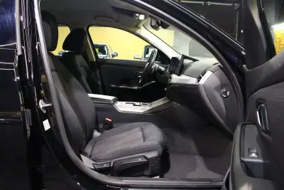 BMW 318 2022 - 27250 EUR, 132000 km - AUTO.MOTO.pt - 132000km - foto 17 de 38