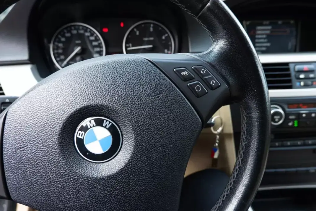 BMW 318 2010 - 11900 EUR, 321000 km - AUTO.MOTO.pt - 321000km - foto 17 de 18