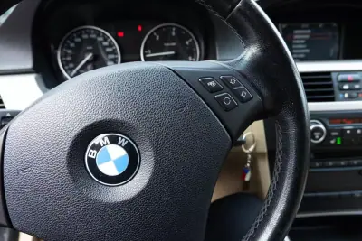 BMW 318 2010 - 11900 EUR, 321000 km - AUTO.MOTO.pt - 321000km - foto 17 de 18