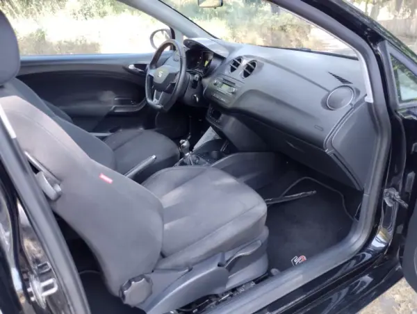 SEAT Ibiza 2014 - 12250 EUR, 200000 km - AUTO.MOTO.pt - 200000km - foto 15 de 26