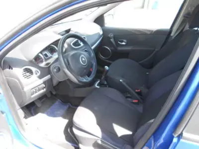 Renault Clio 2006 - 4750 EUR, 265045 km - AUTO.MOTO.pt - 265045km - foto 11 de 12