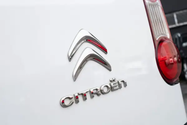 Citroën Berlingo 2018 - 13400 EUR, 210000 km - AUTO.MOTO.pt - 210000km - foto 7 de 17
