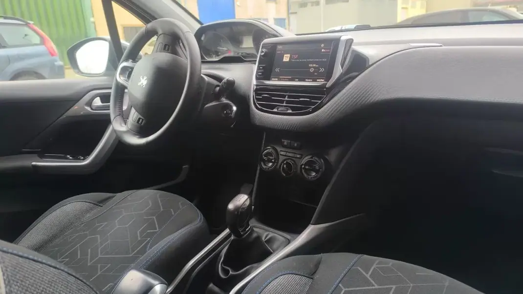Peugeot 2008 2017 - 10900 EUR, 145000 km - AUTO.MOTO.pt - 145000km - foto 4 de 16