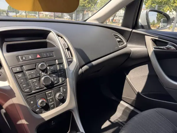 Opel Astra 2010 - 8000 EUR, 126000 km - AUTO.MOTO.pt - 126000km - foto 8 de 17