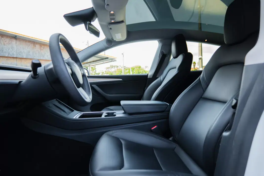 Tesla Model Y 2023 - 37900 EUR, 75000 km - AUTO.MOTO.pt - 75000km - foto 19 de 28