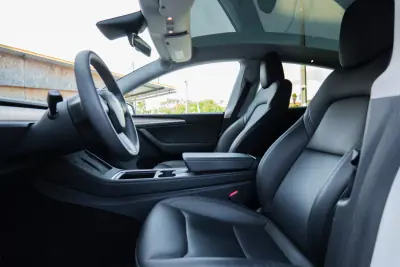 Tesla Model Y 2023 - 37900 EUR, 75000 km - AUTO.MOTO.pt - 75000km - foto 19 de 28