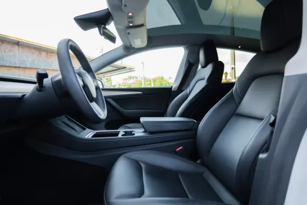 Tesla Model Y 2023 - 37900 EUR, 75000 km - AUTO.MOTO.pt - 75000km - foto 19 de 28