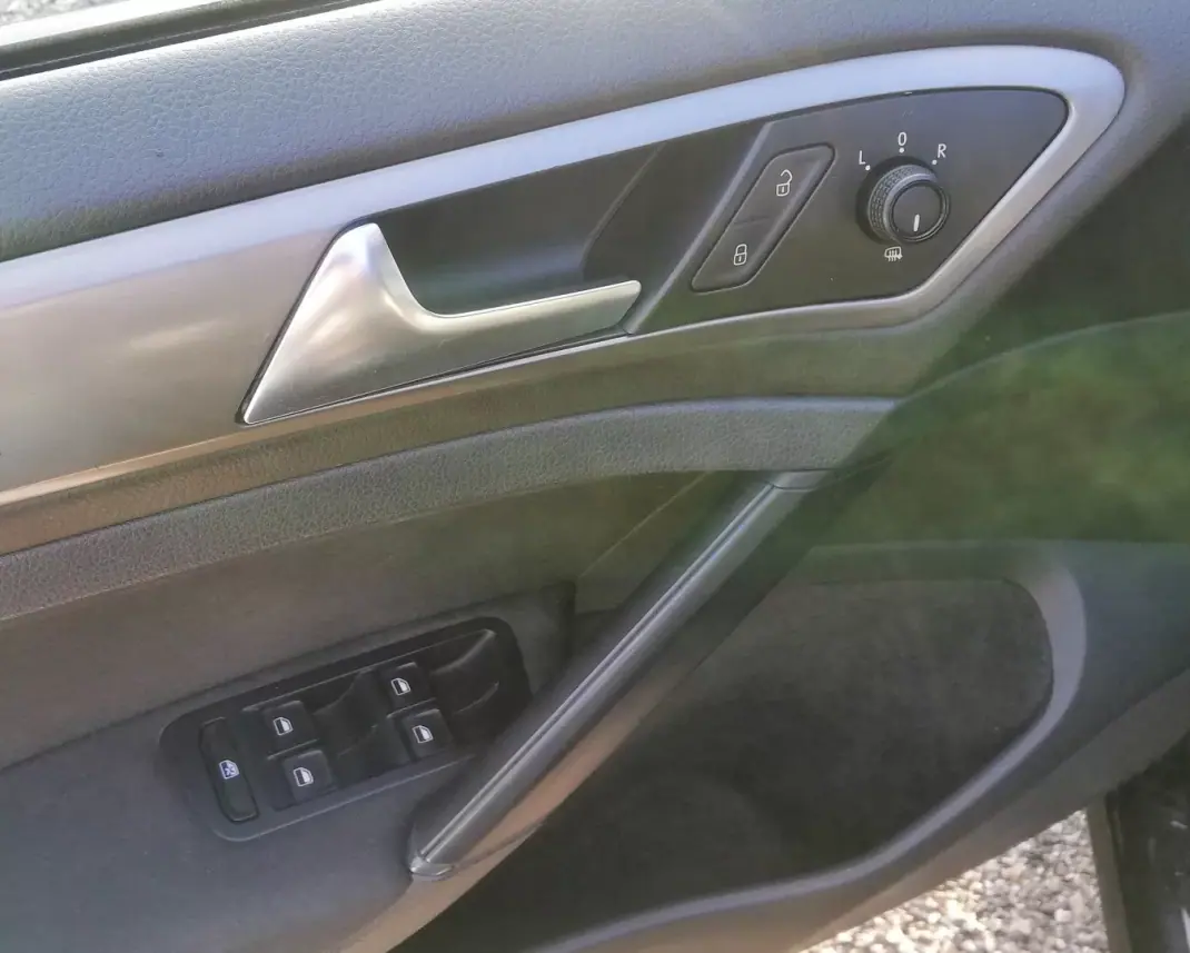 Volkswagen Golf 2013 - 11000 EUR, 240000 km - AUTO.MOTO.pt - 240000km - foto 7 de 21