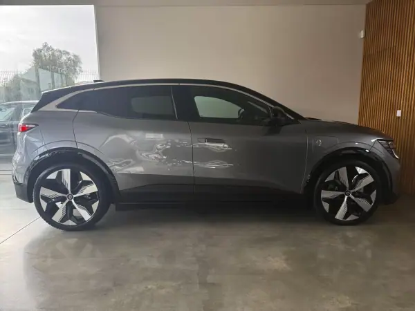 Renault Mégane E-Tech 2023 - 25500 EUR, 58000 km - AUTO.MOTO.pt - 58000km - foto 45 de 121