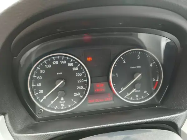 BMW 318 2010 - 8900 EUR, 360000 km - AUTO.MOTO.pt - 360000km - foto 27 de 27