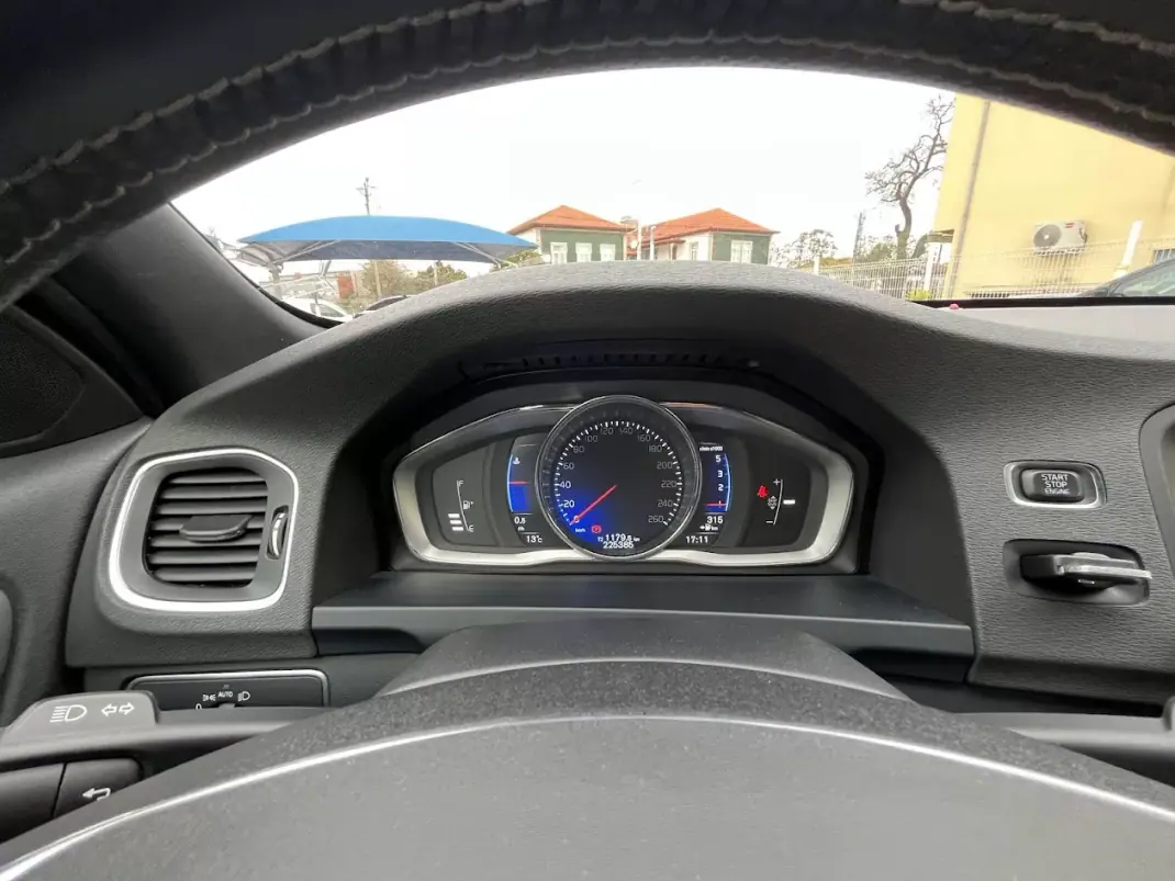Volvo S60 2015 - 11950 EUR, 225000 km - AUTO.MOTO.pt - 225000km - foto 15 de 53