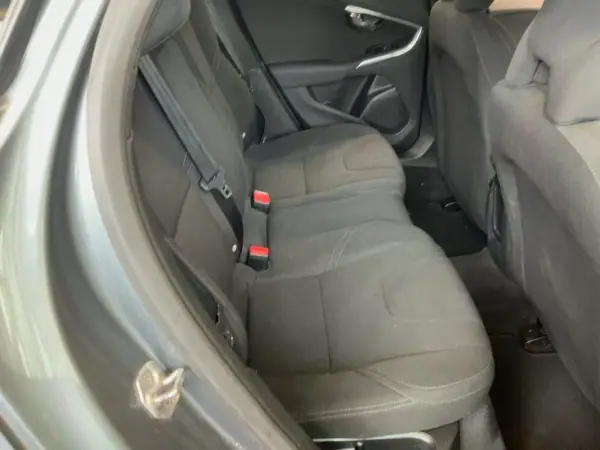 Volvo V40 2015 - 10500 EUR, 143407 km - AUTO.MOTO.pt - 143407km - foto 6 de 7