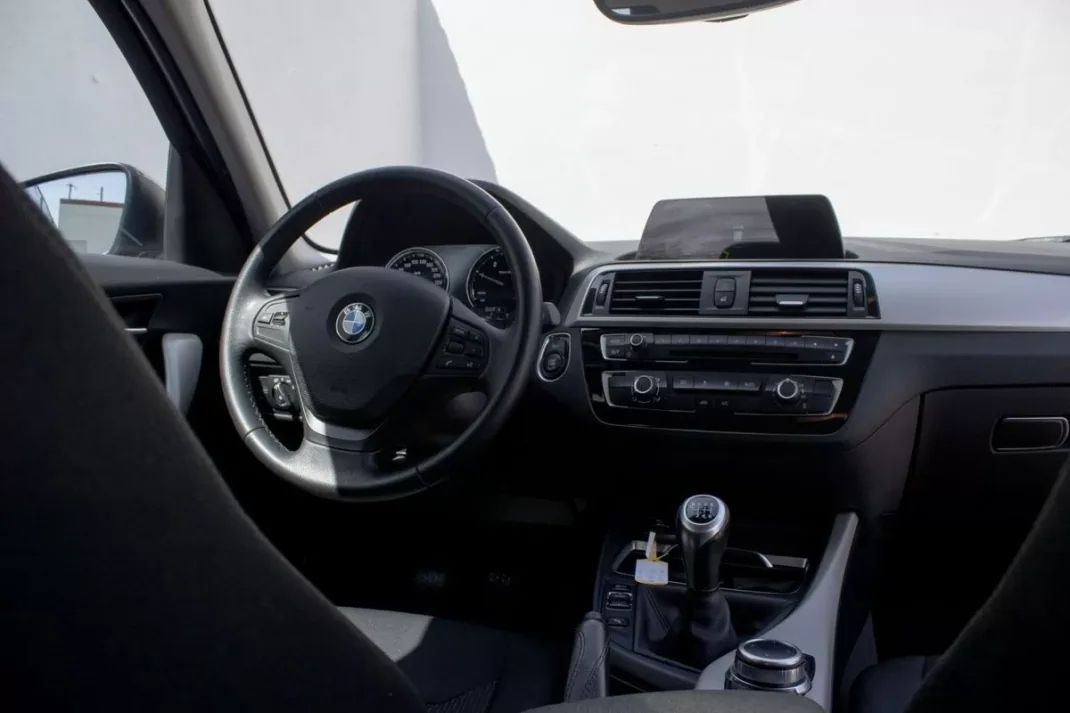 BMW 116 2018 - 16500 EUR, 113000 km - 113000km - foto 26 de 33