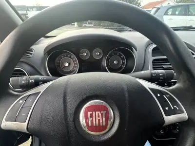 Fiat Punto 2018 - 8999 EUR, 169456 km - AUTO.MOTO.pt - 169456km - foto 12 de 16
