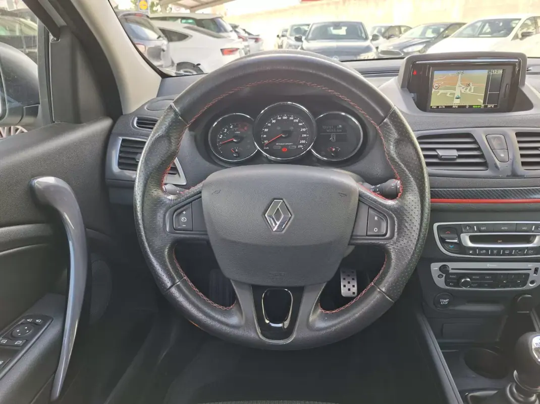 Renault Mégane Sport Tourer 2014 - 11500 EUR, 130900 km - AUTO.MOTO.pt - 130900km - foto 16 de 28