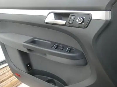 Volkswagen Touran 2012 - 16999 EUR, 182000 km - AUTO.MOTO.pt - 182000km - foto 16 de 28