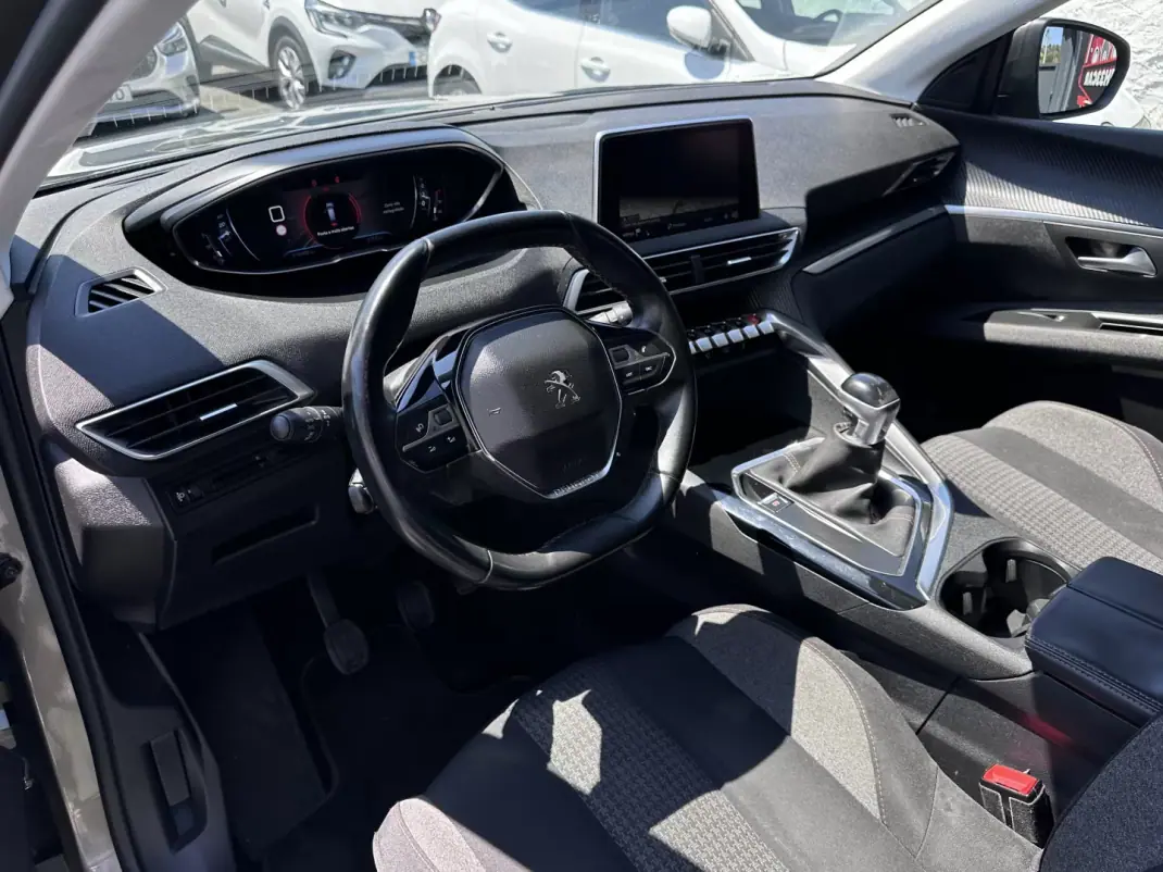 Peugeot 5008 2017 - 13900 EUR, 200000 km - AUTO.MOTO.pt - 200000km - foto 17 de 49