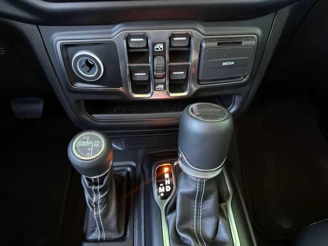 Jeep Gladiator 2024 - 79800 EUR, 2649 km - AUTO.MOTO.pt - 2649km - foto 14 de 23