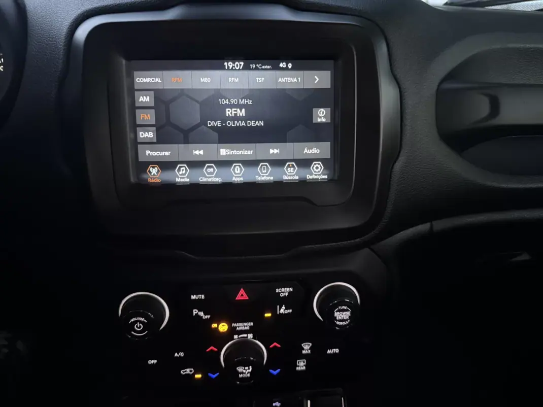 Jeep Renegade 2022 - 20300 EUR, 55484 km - AUTO.MOTO.pt - 55484km - foto 8 de 15