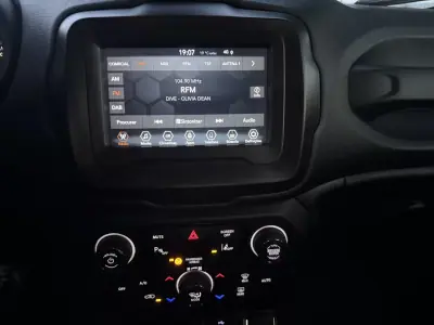 Jeep Renegade 2022 - 20300 EUR, 55484 km - AUTO.MOTO.pt - 55484km - foto 8 de 15