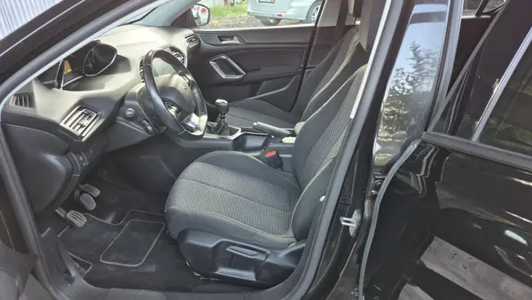 Peugeot 308 2020 - 10950 EUR, 202478 km - AUTO.MOTO.pt - 202478km - foto 14 de 15