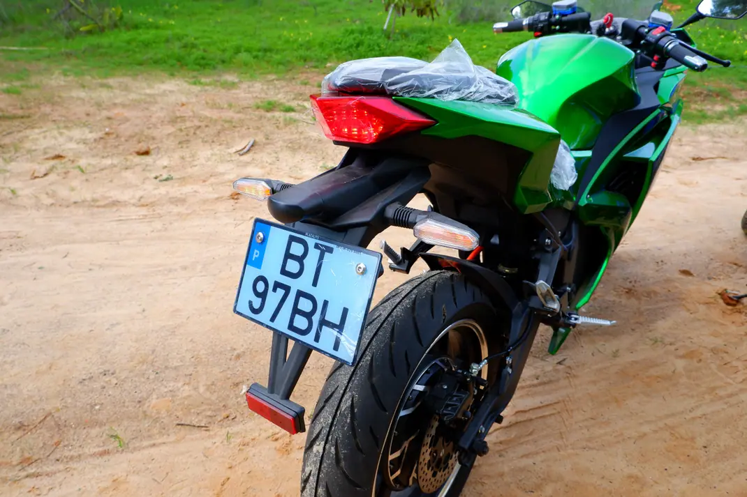 Kawasaki Ninja 400 2025 - 8610 EUR, 2 km - AUTO.MOTO.pt - 2km - foto 14 de 15
