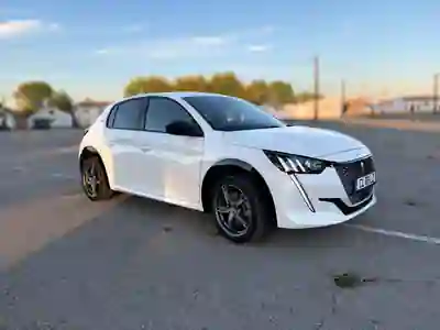 Peugeot e-208 2022 - 19900 EUR, 53000 km - foto 2 de 15