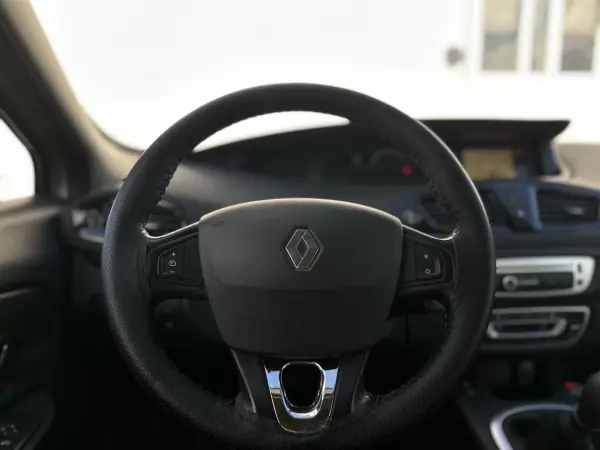 Renault Grand Scénic 2015 - 7990 EUR, 242000 km - AUTO.MOTO.pt - 242000km - foto 24 de 42