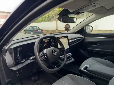 Renault Mégane E-Tech 2023 - 23490 EUR, 64900 km - AUTO.MOTO.pt - 64900km - foto 13 de 20