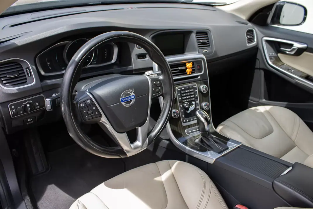 Volvo V60 2013 - 12500 EUR, 242000 km - 242000km - foto 11 de 45