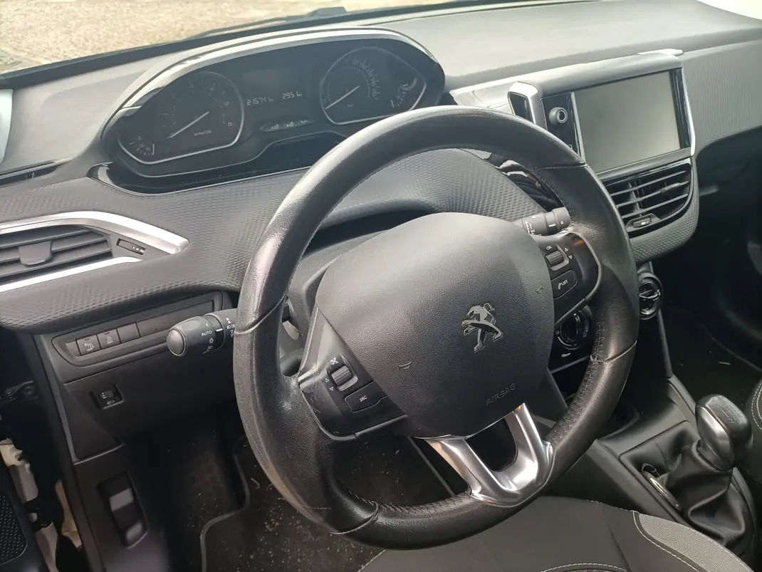 Peugeot 208 2017 - 8500 EUR, 215800 km - AUTO.MOTO.pt - 215800km - foto 7 de 12