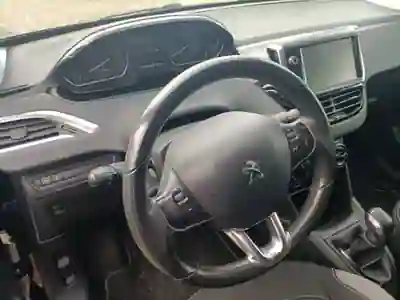 Peugeot 208 2017 - 8500 EUR, 215800 km - AUTO.MOTO.pt - 215800km - foto 7 de 12