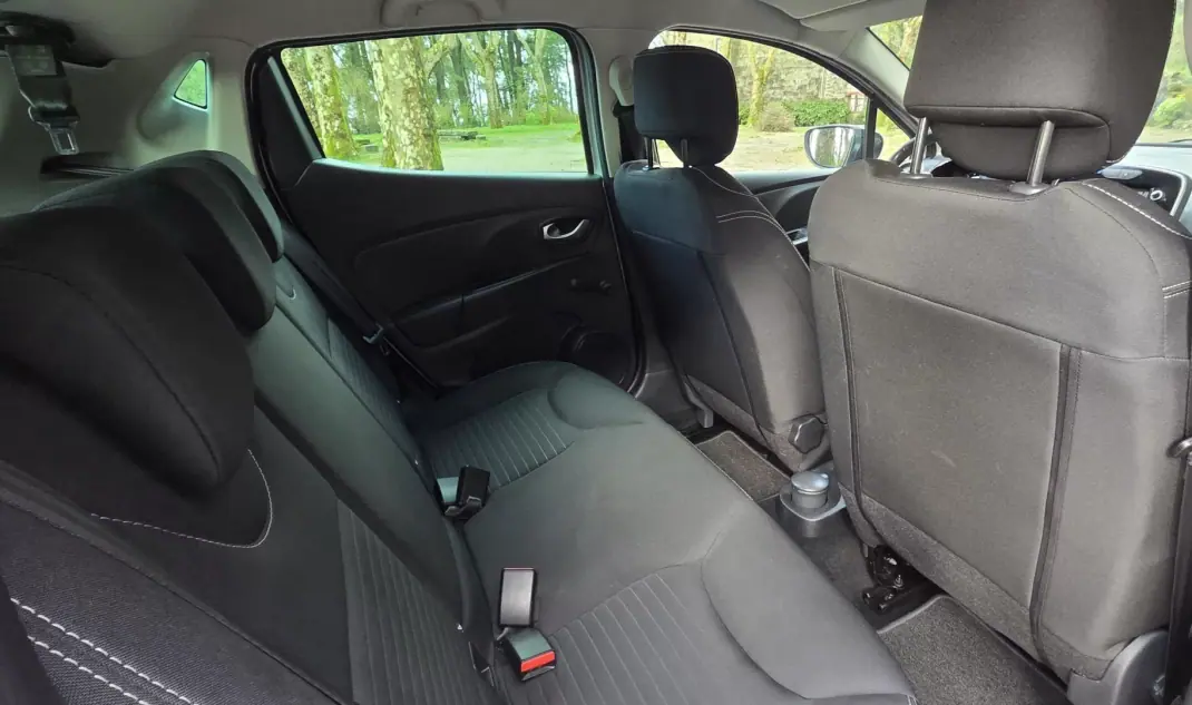 Renault Clio 2017 - 10950 EUR, 114000 km - AUTO.MOTO.pt - 114000km - foto 15 de 19