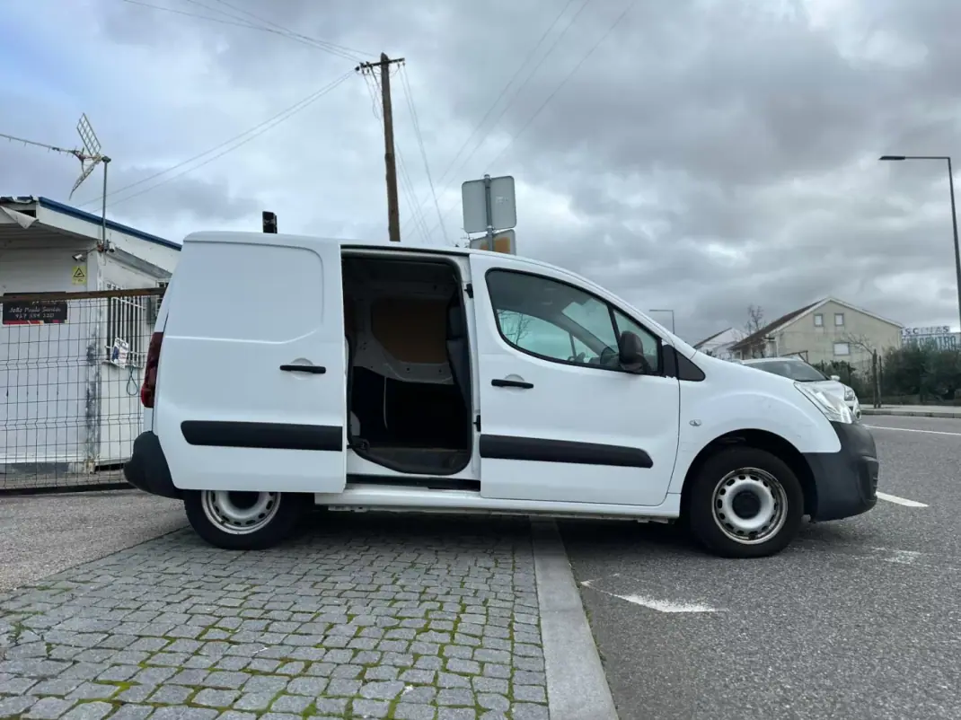 Peugeot Partner 2016 - 10900 EUR, 177432 km - AUTO.MOTO.pt - 177432km - foto 9 de 20