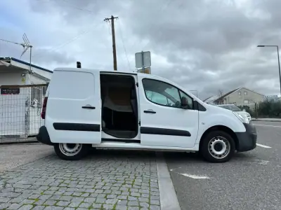 Peugeot Partner 2016 - 10900 EUR, 177432 km - AUTO.MOTO.pt - 177432km - foto 9 de 20